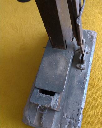 Tappatrice antica in legno, ferro e ghisa