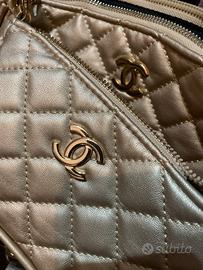 Tris di Pochette con tracolla  oro firmate Chanel.