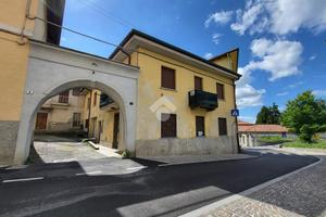 CASA SEMINDIPENDENTE A BESANA IN BRIANZA