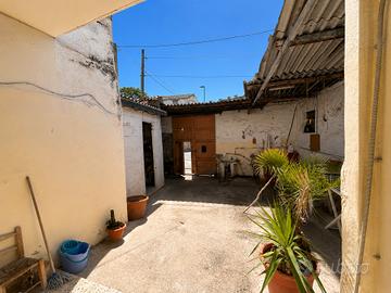 Casa Indipendente su due livelli con cortile