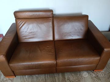 divano due posti in pelle marrone