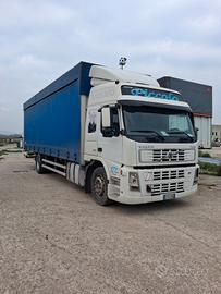 Volvo FM 9 , 300 , cassone centinato 9.50 ( cambio