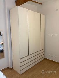 Armadio, comodini, letto.
