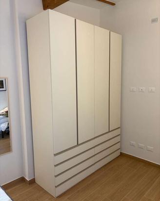 Armadio, comodini, letto.