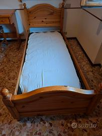 Letto singolo in legno massello