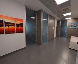 Ufficio arredato composto da 3 stanze e 2 bagni
