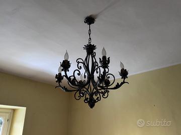Lampadario in ferro battuto stile antico