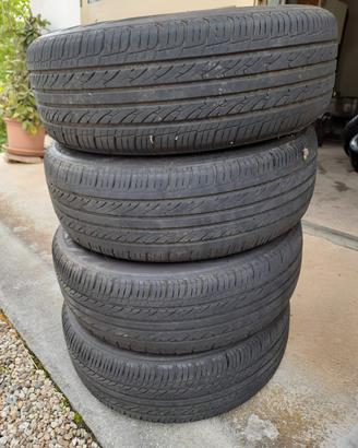 Pneumatici 185/65R14 con cerchioni