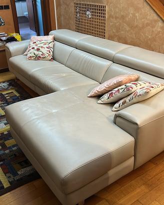 Divano bianco in pelle con penisola e relax