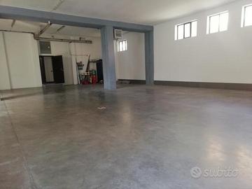 magazzino più cortile recintato più appartamento
