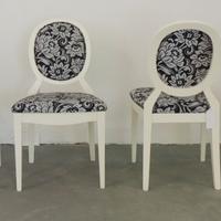 Sedie in legno laccato e stoffa.