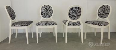 Sedie in legno laccato e stoffa.