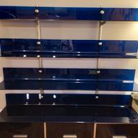 libreria in vetro colore blu