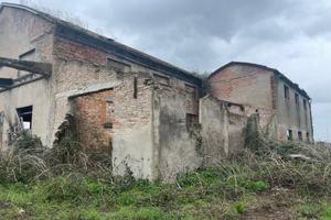 Immobile di 820 m² con 2 locali a Conselice
