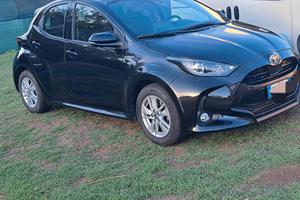 yaris ibrida 