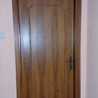 Porte interne con telaio colore noce chiaro