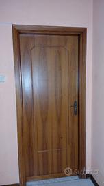 Porte interne con telaio colore noce chiaro