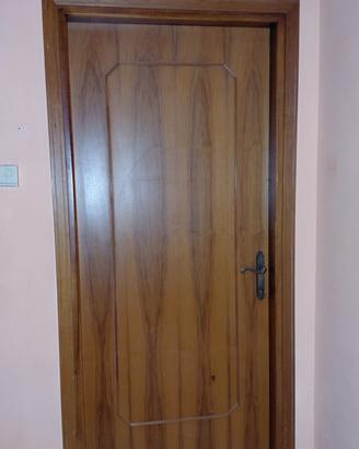 Porte interne con telaio colore noce chiaro