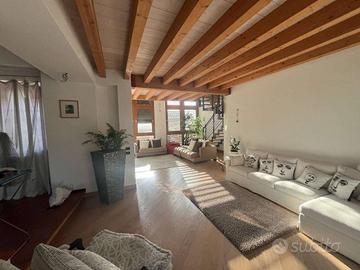 Rustico / Casale di 498 m² con 5 locali e box auto