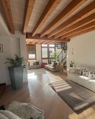 Rustico / Casale di 498 m² con 5 locali e box auto