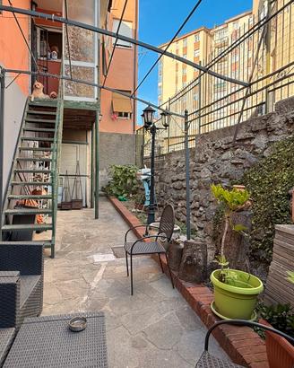 Appartamento ammobiliato con cortile privato