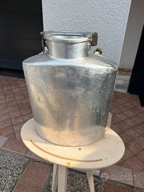 Antico contenitore per il latte carnico