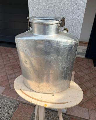 Antico contenitore per il latte carnico