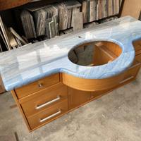 Mobile bagno piano in marmo blu.