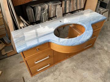 Mobile bagno piano in marmo blu.