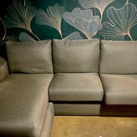 Divano tre posti con chaise longue grigio