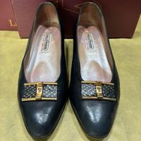 Scarpa con tacco basso