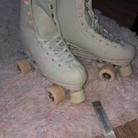 pattini a rotelle oxelo e ginocchiere kipsta