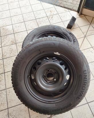 Pneumatici invernali con cerchi 215/70 R16