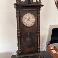Pendolo in legno scuro stile classico