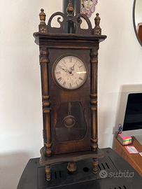 Pendolo in legno scuro stile classico