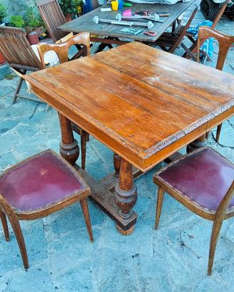 tavolo con sedie in legno