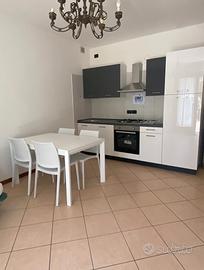 Bilocale arredato - con posto auto e giardino