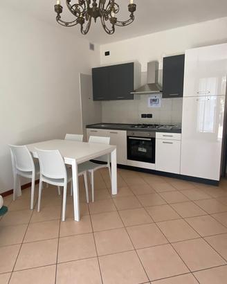 Bilocale arredato - con posto auto e giardino