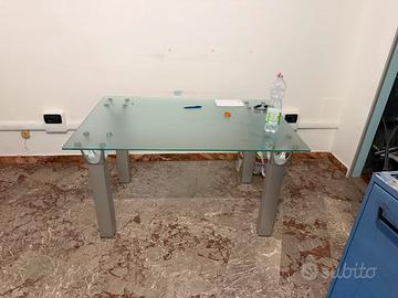 Mobili in metallo e scrivania