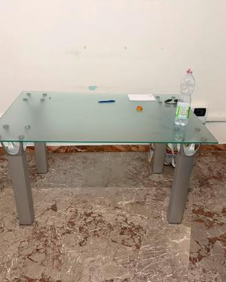 Mobili in metallo e scrivania