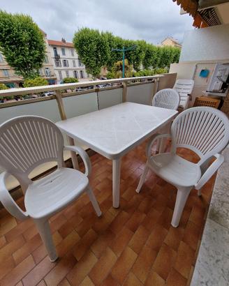 Sedie e tavolo in resina bianca da esterno