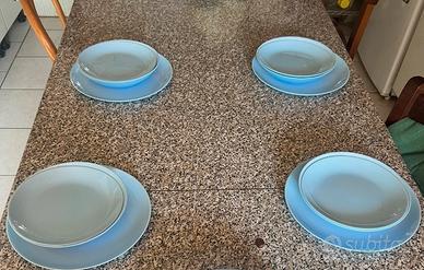 servizio di piatti  in azzurro