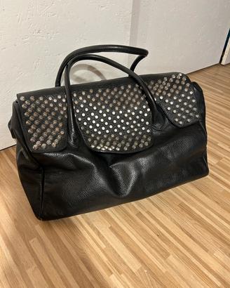 Borsa Week end in vera pelle con borchie