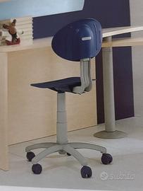 Scrivania , sedia, lettino e comodino cameretta