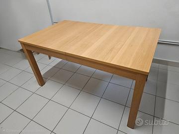 Tavolo in legno allungabile con 4 sedie abbinate