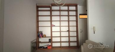 Parete attrezzata con libreria