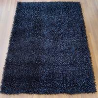 Tappeto nero morbido a fili lunghi 140x200