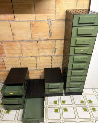 Cassetti impilabili in materiale plastico