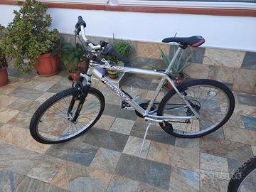 Mountain bike Suncross Alpha 26" con ammortizzator