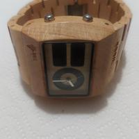 orologio digitale in legno